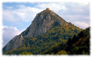 Château de Montségur où se termina la malheureuse épopée du Catharisme... Pour la petite histoire, en y redescendant, j'ai fait une chute de 5 m et ai cassé ma jambe... artificielle !